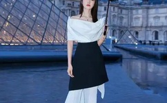 强行扒开女同桌腿玩弄的视频